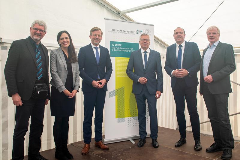 vlnr Prof. Robert Schlögl, Prof. Serena DeBeer, StS Dr. Dirk Günnewig, Prof. Walter Leitner, Dr. Christoph Rövekamp, Prof. Ferdi Schüth. © MPI CEC (Auf dem Foto fehlt leider Oberbürgermeister Marc Buchholz) 