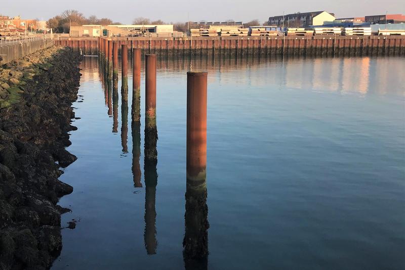 Das lasergestützte Metall-Fülldrahtschweißen kann das Schweißen von technischen Konstruktionen unter Wasser erleichtern, etwa im Hafen. (Foto: LZH)