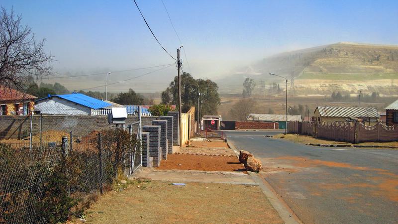 Staub in der Nähe von Bergwerkshalden in Johannesburg, Südafrika.