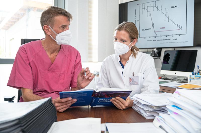 Prof. Dr. Dr. Walter Wohlgemuth und Prof. Dr. Mascha Binder (v.l.) von der Universitätsmedizin Halle leiten ein Forschendenteam, das mit Hilfe Künstlicher Intelligenz schneller und präziser Lymphomerkrankungen erkennen will. 