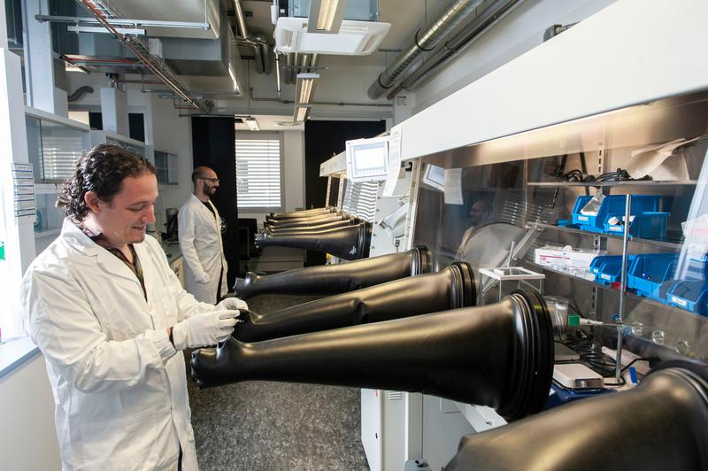 Prof. Dr. Rubén D. Costa (l.), Professor of Biogenic Functional Materials at the TUM Straubing Campus for Biotechnology and Sustainability at the Technical University of Munich (TUM), and PhD student Luca Cavinato in the lab working on a glove system.