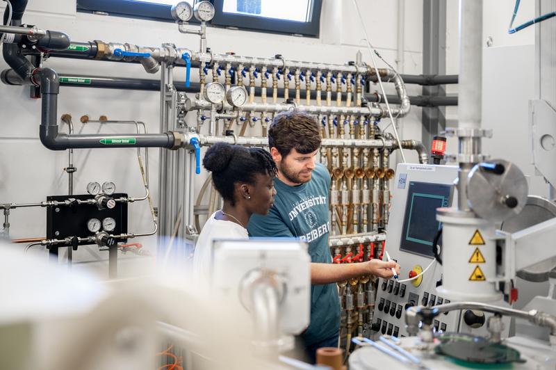 Studierende in einem Labor der Professur für Keramik, Feuerfest und metallokeramische Verbundwerkstoffe.