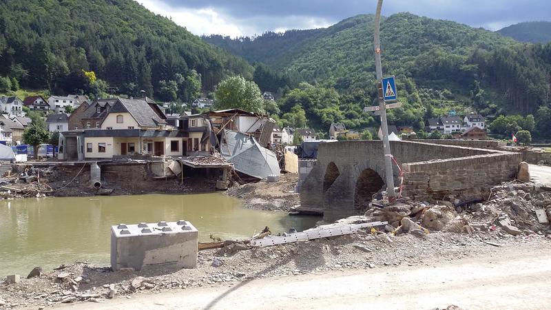 Die Flutkatastrophe im Juli 2021 richtete massive Schäden im gesamten Ahrtal an. In Rech zerstörten die Wassermassen die Nepomukbrücke.