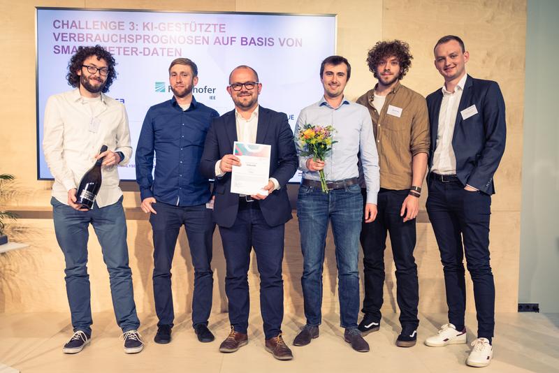 Verleihung der Data4Grid-Challenge: Jonas Koch (Fraunhofer IEE), Bendic Ritt (Stromnetz Hamburg), Dominik Jost (Fraunhofer IEE), Dominik Beinert (Fraunhofer IEE), Lukas Lenz (Stromnetz Hamburg) und Sebastian Fendel (umlaut)