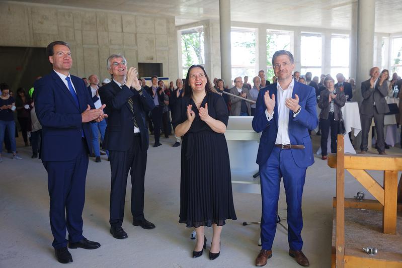 Wolfram Rosenbach, Prof. Dr. Matthias Steinmetz, Ministerin Manja Schüle und Oberbürgermeister Mike Schubert beim feierlichen Heben des Richtkranzes.