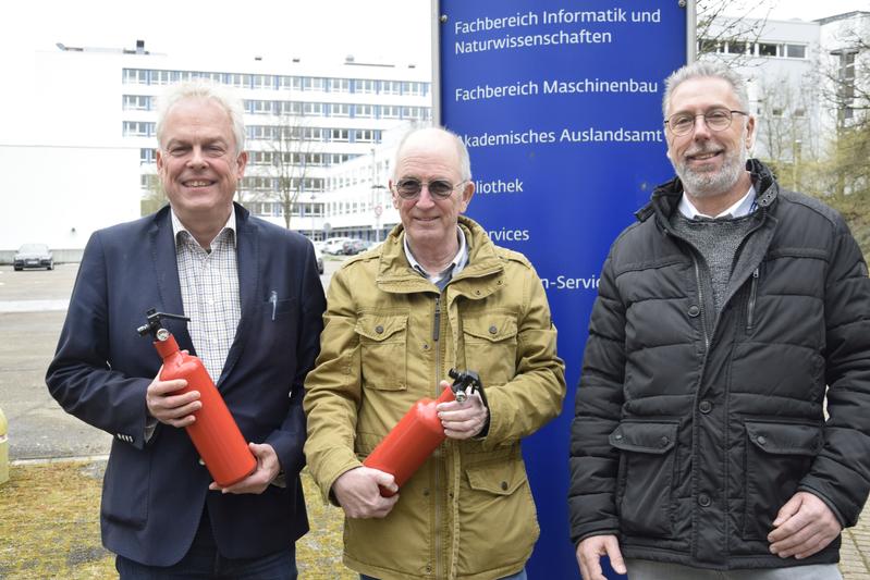 Prof. Dr. Andreas Ujma, Hubert Urban und Peter Skarke von der Fa. Fischergase mit dem Prototypen des neuen Handfeuerlöschers