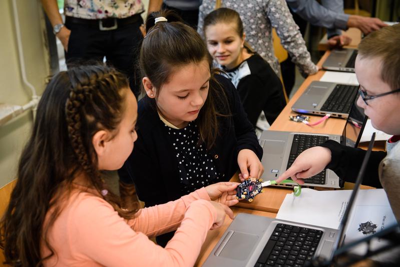 Grundschulkinder können den Mikrocontroller Calliope mini intuitiv auf der Open-Source-Programmierplattform Open Roberta programmieren.