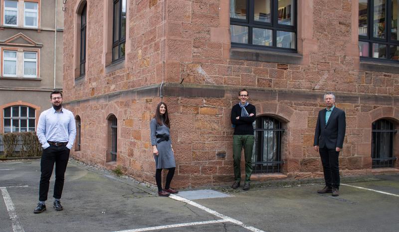 Ein Team aus der Marburger Pharmazie beteiligte sich federführend an der Suche nach neuen Angriffspunkten für Medikamente (von links): Janik Björn Hedderich, Margherita Persechino, Peter Kolb und Moritz Bünemann.