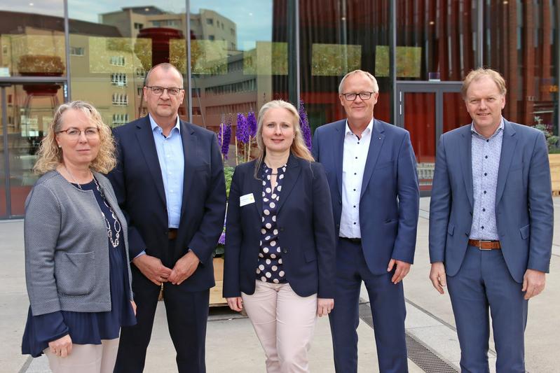 Der fünfköpfige IVAM-Vorstand: Bärbel Schilling, Matthias Lorenz, Dominique Bouwes, Martin Hovestadt und Dr. Albert Hasper.  