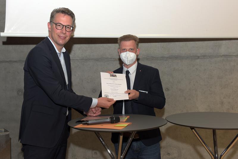 Herausragende Lehre: HM-Professor Dr. Christian Hanshans erhielt einen Preis für herausragende Lehre aus den Händen von Staatsminister Markus Blume
