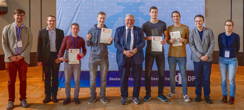 Das Team „Oachkatzlschwoaf”: (v.l.n.r.) Alexander Osterkorn (Jury-Leiter), Timo Eckstein, Jonathan Gräfe, Titus Bornträger, Nobelpreisträger Reinhard Genzel, Max Schneider, Samuel J. Bamrungbhuet, Robert Meyer und Monique Honsa (beide Leitung Orgateam)