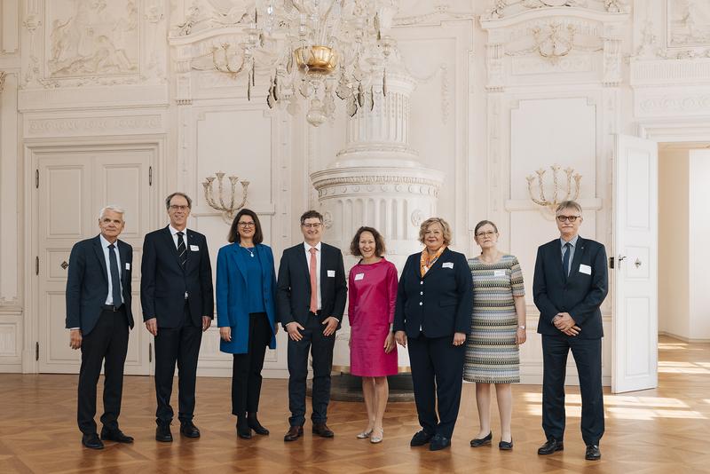 F.l.: Prof Dirk Heinz (HZI), Prof Paul Pauli (JMU), Ilse Aigner (Bav. State Parliament), Prof Jörg Vogel (HIRI), Alice Hohn (HIRI), Dr Ulrike Wolf (Bav. Minister of Economic Affairs, Reg. Development & Energy), Elisabeth Gerndt (HZI), Dr Uwe Klug (JMU)