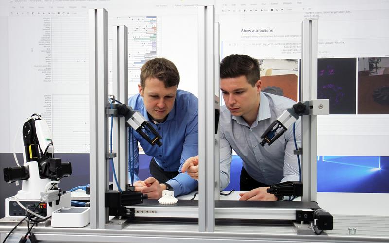 Recognition of component features to derive manufacturing processes. In the picture: Marco Hussong (right) and his colleague Patrick Rüdiger-Flore. 