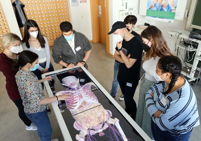 Am Sezier-Tisch konnten sich die Studierenden physiologische und pathologische Vorgänge im Körper genau ansehen.