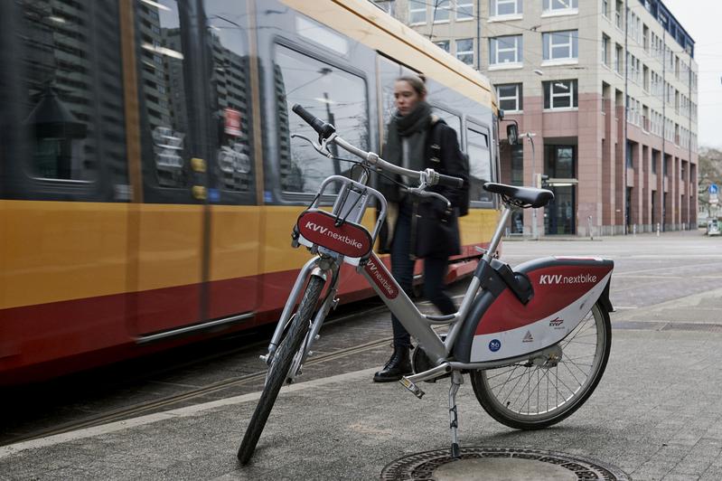 Pooling- und Sharing-Angebote, zum Beispiel für Fahrräder, können laut Forschenden des KIT den öffentlichen Verkehr fördern. (Foto: Amadeus Bramsiepe, KIT)  