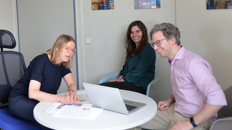 Prof. Dr. Andrea Maurer, Leonie Mader und Clemens Schmidt untersuchen Strukturen und Entwicklungen des Algorithmen-Journalismus.
