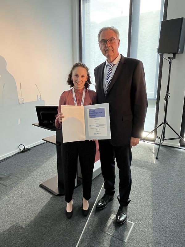 Carina Steindl nimmt den Young Investigator Award 2022 aus den Händen von Prof. Dr. Markus M. Lerch, Stellv. DGIM-Vorsitzender, in Empfang.