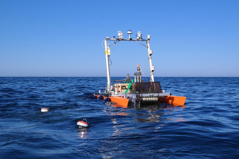 The new autonomous research catamaran on a mission in the North Sea in early May. In the foreground, two measuring buoys can be seen passively drifting with the ocean currents and collecting data in the process. 