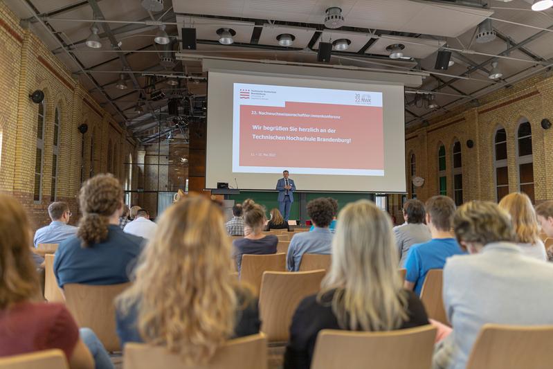 Eröffnung der Nachwuchswissenschaftler:innenkonferenz im Audimax der Technischen Hochschule Brandenburg.