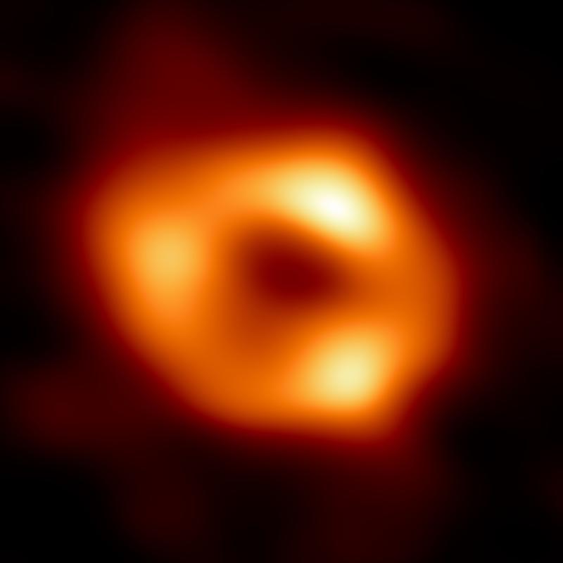 Erstes Bild von Sagittarius A* (oder kurz Sgr A*), dem supermassereichen Schwarzen Loch im Zentrum unserer Milchstraße, aufgenommen vom Event-Horizon-Teleskop (EHT) aufgenommen, einem Netzwerk von acht über die Erde verteilten Radioteleskopen.
