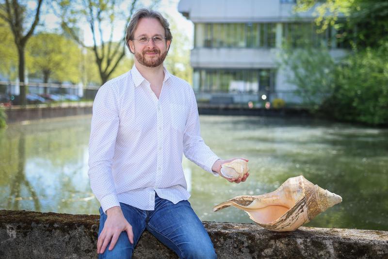 Dr. Denis Meuthen erforscht die Dynamiken der Evolution an Süßwasserschnecken. Foto: Universität Bielefeld/S. Jonek