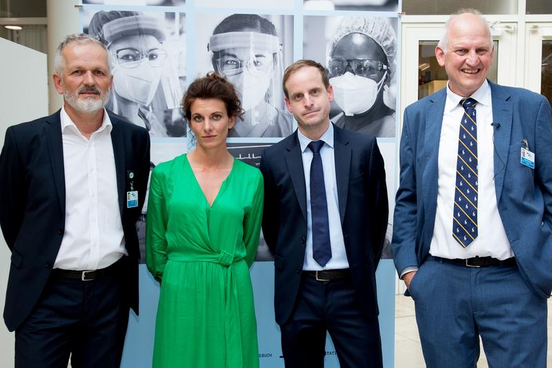 v.li.: Franz Eder (Pflegerischer Leiter Station 90), Juliane Ehrenberg (Pflegefachkraft und Fotografin), PD Dr. Dirk Lunz (Oberarzt Klinik für Anästhesiologie) und Thomas Bonkowski (1. Vorsitzender VFFP) eröffneten die Ausstellung am UKR.