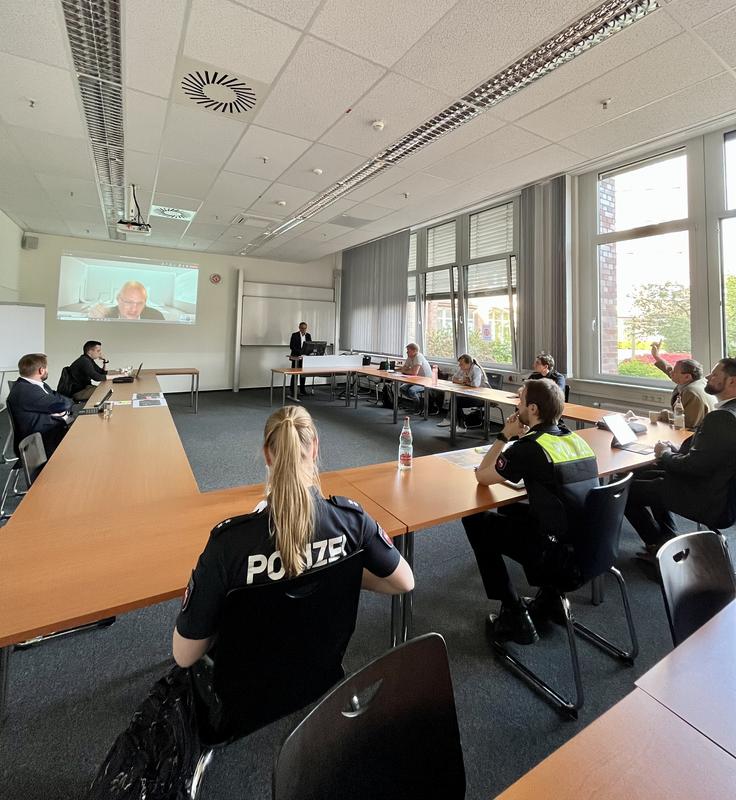 Behörden und Organisationen mit Sicherheitsaufgaben (BOS) zu Gast beim Workshop "Sicherheitsaspekte bei Drohnenshows" an der Northern Business School in Hamburg
