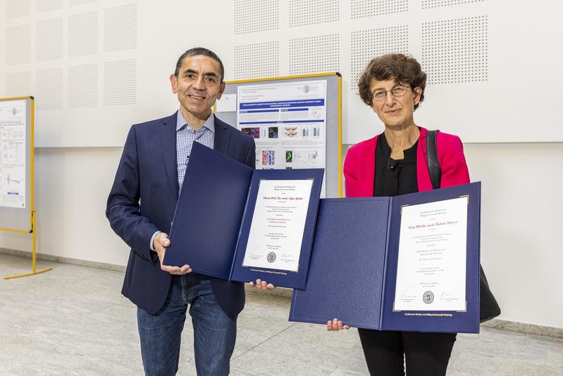 Prof. Dr. Uğur Şahin und Prof. Dr. Özlem Türeci erhielten die Ehrendoktorwürde des Fachbereichs Medizin der Philipps-Universität Marburg. 