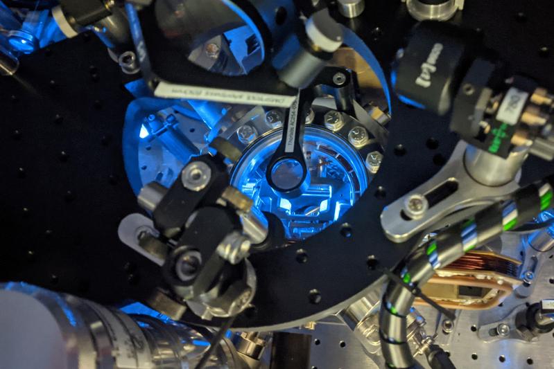 Photo of the vacuum chamber. Through the window into the vacuum chamber in the centre of the picture, one can see the holder for the mirrors of the resonator. Between the mirrors, ultracold atoms generate the interaction between the photons.