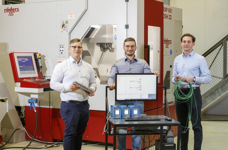 Daniel Müller (left), Maximilian Berndt and Peter Simon (right) are working in their research project on the experimental determination of data for the application of transfer learning in machining processes. 