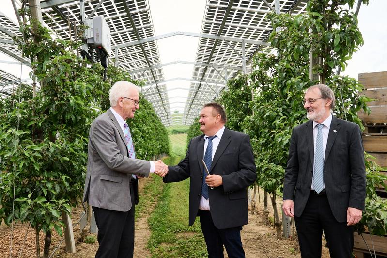 Baden-Württembergs Ministerpräsident Winfried Kretschmann, Landwirt Hubert Bernhard und Prof. Andreas Bett, Leiter des Fraunhofer-Instituts für Solare Energiesysteme, weihten die Agri-Photovoltaikanlage in Kressbronn ein. 