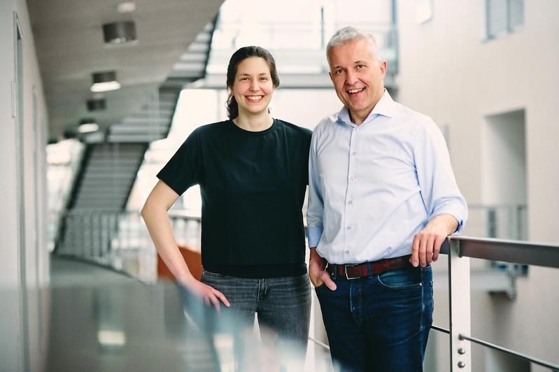 Doktorandin Inga Hochheiser und Prof. Matthias Geyer, Direktor des Instituts für Strukturbiologie am Universitätsklinikum Bonn. 