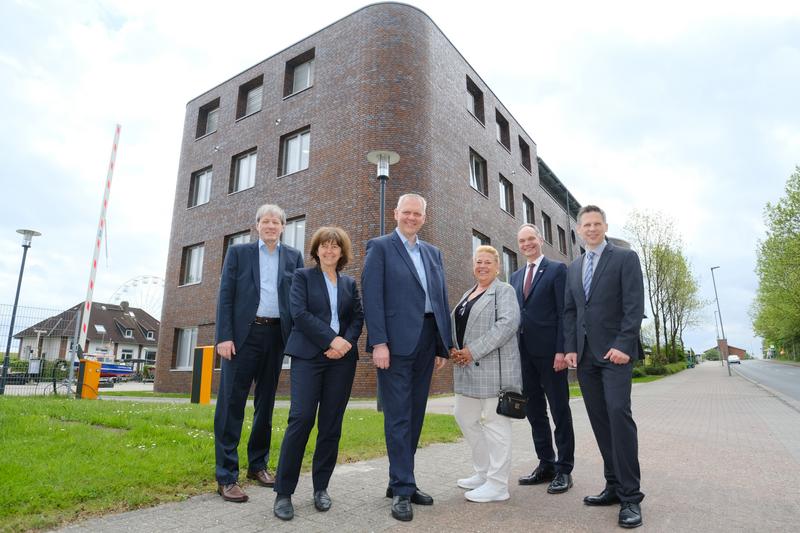 Von rechts: ZfMarS-Direktor Prof. Dr. Oliver Zielinski, Universitätspräsident Prof. Dr. Ralph Bruder, Bürgermeisterin Astrid Zaage, Wissenschaftsminister Björn Thümler, Helmholtz-Senatorin Prof. Dr. Monika Sester und ICBM-Direktor Prof. Dr. Heinz Wilkes. 