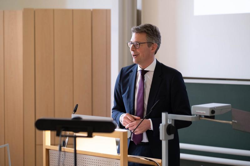 Bayerns Wissenschaftsminister Markus Blume hat den offiziellen Startschuss für die Arbeit des Forschungsverbundes „Sicherheit in der Alltagsdigitalisierung“ (ForDaySec) gegeben. 