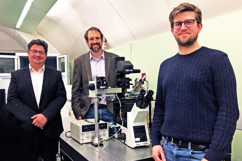 Von links: Georg Schitter, Philipp Thurner und Mathis Nalbach im Labor.