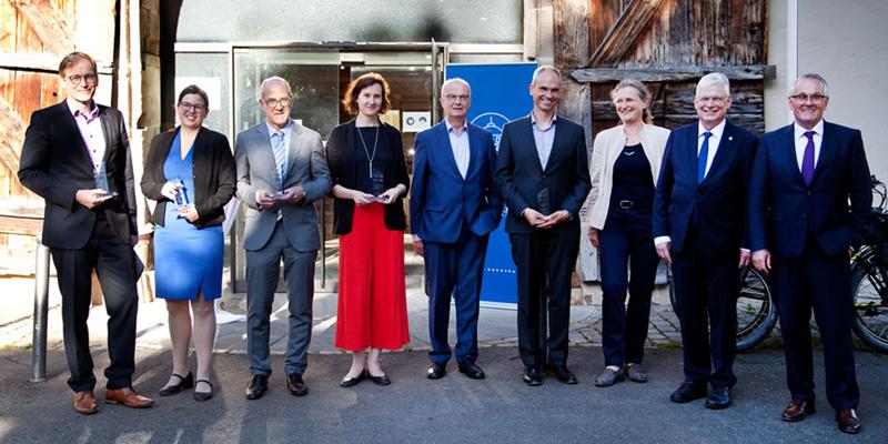 Die Preisträger:innen des Gips-Schüle Award 2021 mit Aufsichtsratsmitglied der Gips-Schüle-Stiftung Prof. Dr. Peter Frankenberg.