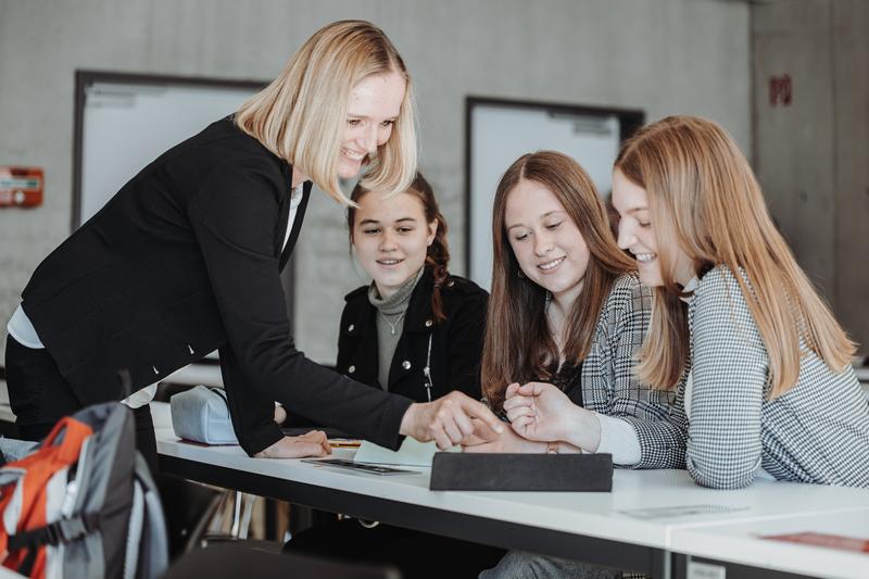 Im Zentrum des neuen Studiengangs steht die Analyse und Aufbereitung von Daten in und für Unternehmen. Prof. Dr. Caroline Justen (links) gehört zum Professor:innenteam. 