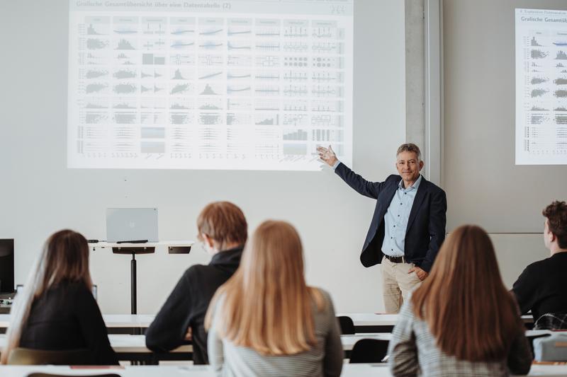 Prof. Dr. Wolfgang Bischof (rechts) gehört zu den Lehrenden des Studiengangs Data Sciene: Das Curriculum sieht eine fundierte und vertiefte Ausbildung in Methoden der Mathematik, insbesondere der Statistik und der künstlichen Intelligenz vor.