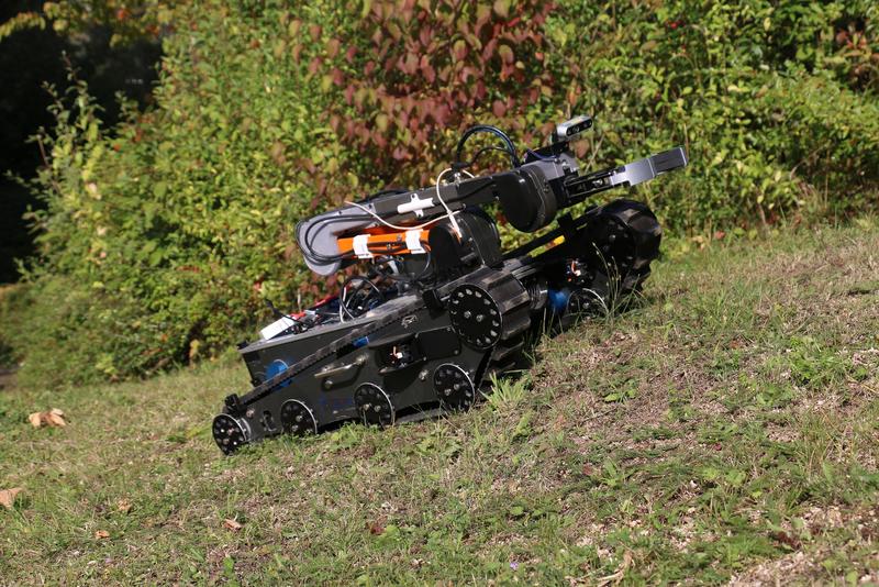 Auf der Hannover Messe stellt das Team sein System anhand eines kleines Roboterfahrzeug exemplarisch vor. 