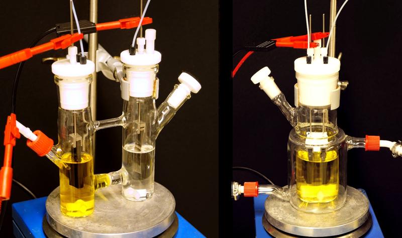 experimental setup in preparative electrochemistry. Left: Divided cell - cathode and anode are in a reaction vessel divided by a separator. Right: Undivided Cell.