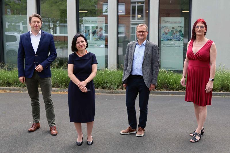 Ricarda Jasmin Schlia (r.) war heute zum Start des Center for Transgender Health am UKM für die in der Deutschen Gesellschaft für Transidentität und Intersexualität (dgti e.V) organisierten Trans*Personen am UKM in Münster zu Gast. Prof. Georg 