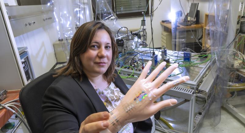 Anna Maria Coclite from TU Graz and her team have succeeded in producing a 3in1 hybrid material for the next generation of smart, artificial skin. © Lunghammer - TU Graz 