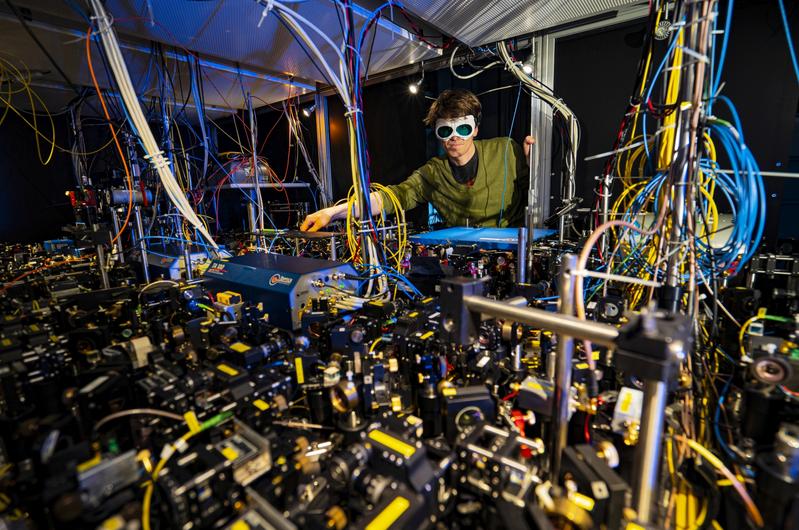 Research leader Johannes Zeiher at the quantum gas microscopy experiment at MPQ.