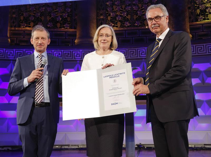 Verleihung der Leopold-Lichtwitz-Medaille an Frau Prof. Märker-Hermann durch Herr Prof. Lerch und Herr Prof. Schellong