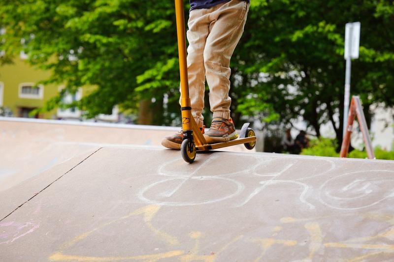 Sogenannte Stunt Scooter, besonders robuste Tretroller, die für Tricks und Stunts bestens geeignet sind, erfreuen sich bei Kindern und Jugendlichen vor allem in Städten mittlerweile großer Beliebtheit. 