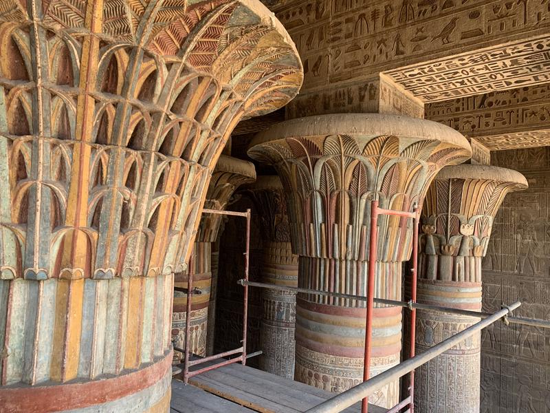 Blick auf die neu restaurierten Kapitelle der Säulen in Esna. Oben sind die Querbalken (Architrave) mit den aufgemalten Inschriften zu sehen.