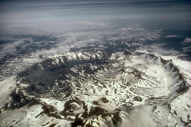 Caldera von Aniakchak auf der Alaska-Halbinsel mit einem Durchmesser von rund 10 Kilometern. Zusammen mit der Inselkette der Aleuten gehört diese Region zu den aktivsten Vulkanregionen der Welt.