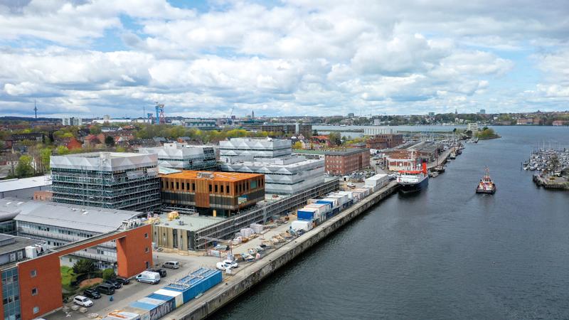 Der Erweiterungsneubau des GEOMAR auf dem Kieler Seefischmarkt bringt ab Ende 2022 alle Forschungsbereiche an einem Standort zusammen. 