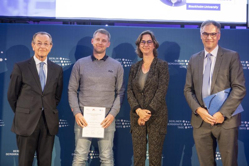 Während der Abendveranstaltung wurden die European Demographer Awards vergeben. v.l.n.r.: Franz Müntefering (ehemaliger Vizekanzler), Dr. Matthew Wallace (Preisträger), Prof. Helga de Valk (EAPS & NIDI), Andreas Edel (Population Europe)