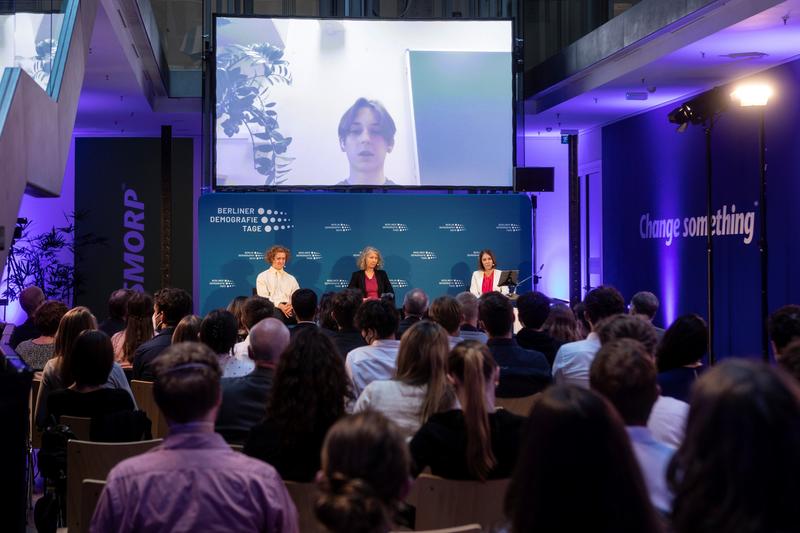 Wie erreichen junge Menschen mehr politische Teilhabe? Das war eines der Themen der Podiumsdiskussion. Oben: Jarosław Sańko, Liceum SGH. Unten v.l.n.r.: Ben Mogilka, Schadow-Gymnasium Berlin, Prof. C. Katharina Spieß (BiB), Susanne Höb (Population Europe)